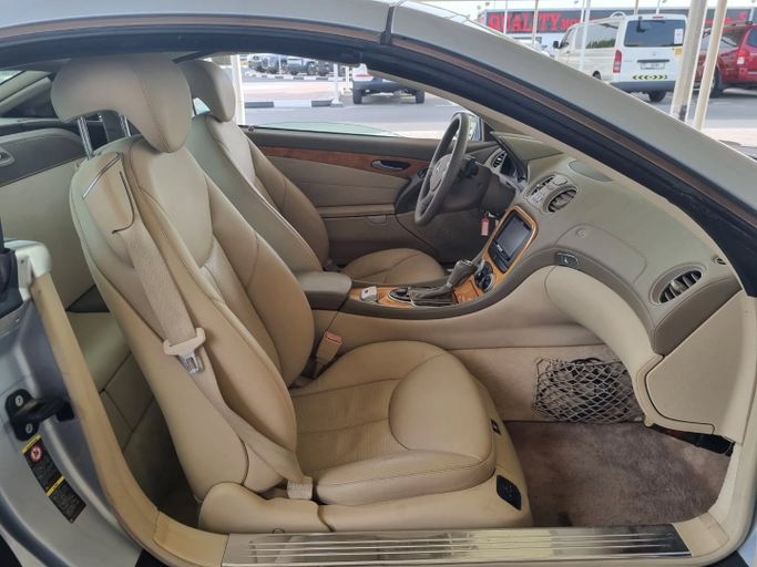 Подержанный Mercedes-Benz SL-Class 550 V (R230) Рестайлинг, 5.5 л, 2006 в Дубае от Saeed Auto Серебристый цвет. Японская | AUTO.AE