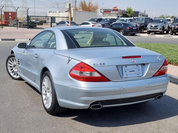 Подержанный Mercedes-Benz SL-Class 550 V (R230) Рестайлинг, 5.5 л, 2006 в Дубае от Saeed Auto Серебристый цвет. Японская | AUTO.AE