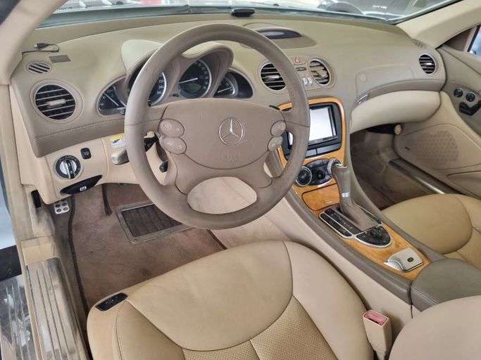 Подержанный Mercedes-Benz SL-Class 550 V (R230) Рестайлинг, 5.5 л, 2006 в Дубае от Saeed Auto Серебристый цвет. Японская | AUTO.AE