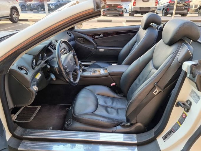 Used Mercedes-Benz SL-Class 550 V (R230) Facelift, 5.5 l, 2007 in Dubai by Saeed Auto, White color. Japanese Specs | AUTO.AE
