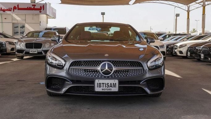 Подержанный Mercedes-Benz SL-Class 550 VI (R231) Рестайлинг, 4.7 л, 2017 в Дубае от Ibitisam Motors Серый цвет.  | AUTO.AE