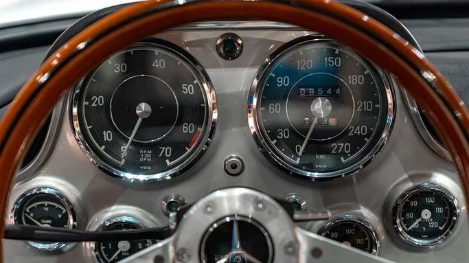 Подержанный Mercedes-Benz SL-Class 300 W198, 3.0 л, 1954 в Дубае от 8 Ba Motors Серебристый цвет. GCC | AUTO.AE