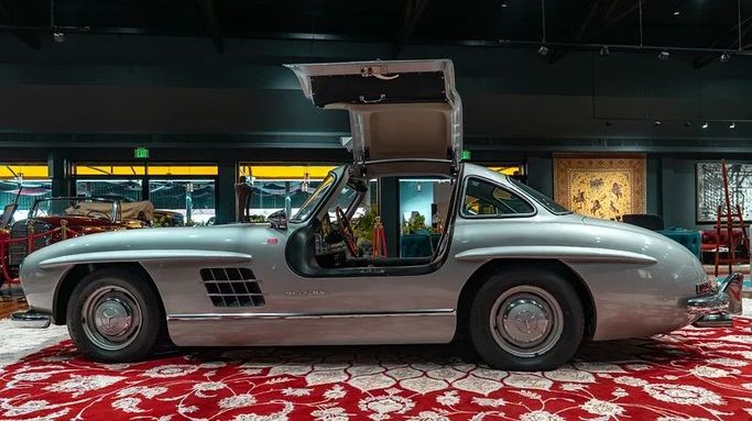 Подержанный Mercedes-Benz SL-Class 300 W198, 3.0 л, 1954 в Дубае от 8 Ba Motors Серебристый цвет. GCC | AUTO.AE