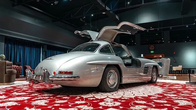 Подержанный Mercedes-Benz SL-Class 300 W198, 3.0 л, 1954 в Дубае от 8 Ba Motors Серебристый цвет. GCC | AUTO.AE