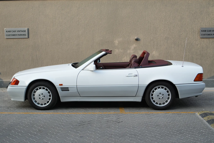 Подержанный Mercedes-Benz SL-Class 500/550 IV (R129), 5.0 л, 1992 в Дубае от KAM CAR VINTAGE Белый цвет. Японская | AUTO.AE