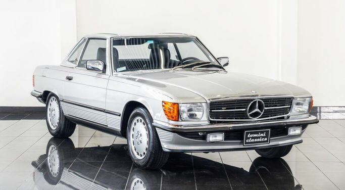 مستعملة Mercedes-Benz SL-Class 560 SL ثالثاً (ص107، ج107), 5.6 l, 1987 في في دبي من Tomini Cars، اللون فضي.  | AUTO.AE | إعلان #245825