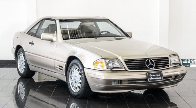 مستعملة Mercedes-Benz SL-Class 500/550 عملية فيس ليفت IV (R129), 5.0 l, 1996 في في دبي من Tomini Cars، اللون فضي.  | AUTO.AE