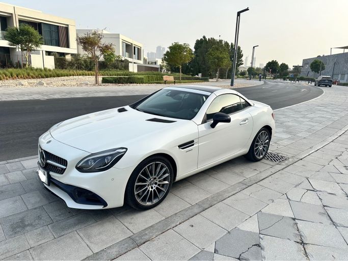 Подержанный Mercedes-Benz SLC AMG I (R172), 3.0 л, 2018 в Дубае Белый цвет. Японская | AUTO.AE