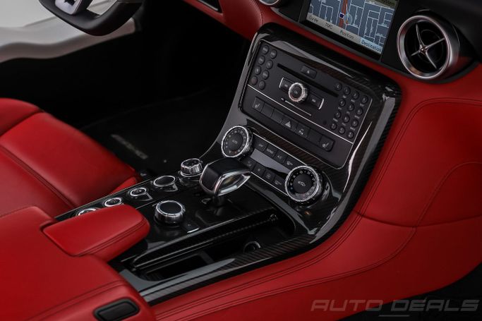 Подержанный Mercedes-Benz SLS AMG, 6.2 л, 2012 в Дубае от AUTO DEALS Белый цвет. GCC | AUTO.AE