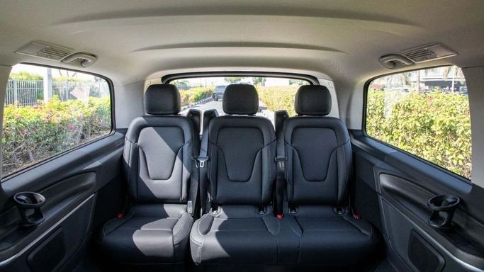 Новый Mercedes-Benz V-Class 300 III (W447) Рестайлинг 2, 2.0 л, 2025 в Дубае от Dresden Motors Черный цвет. GCC | AUTO.AE