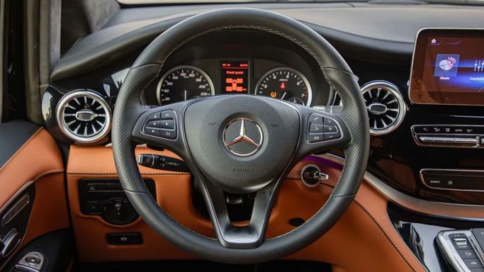 Новый Mercedes-Benz V-Class 300 III (W447) Рестайлинг 2, 2.0 л, 2023 в Дубае от Dresden Motors Черный цвет. Китайская | AUTO.AE