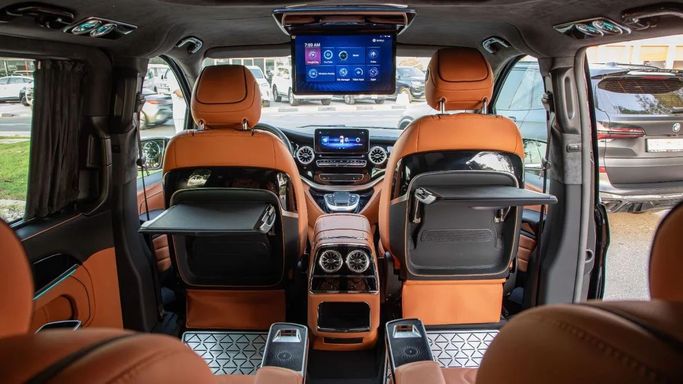 Новый Mercedes-Benz V-Class 300 III (W447) Рестайлинг 2, 2.0 л, 2023 в Дубае от Dresden Motors Черный цвет. Китайская | AUTO.AE