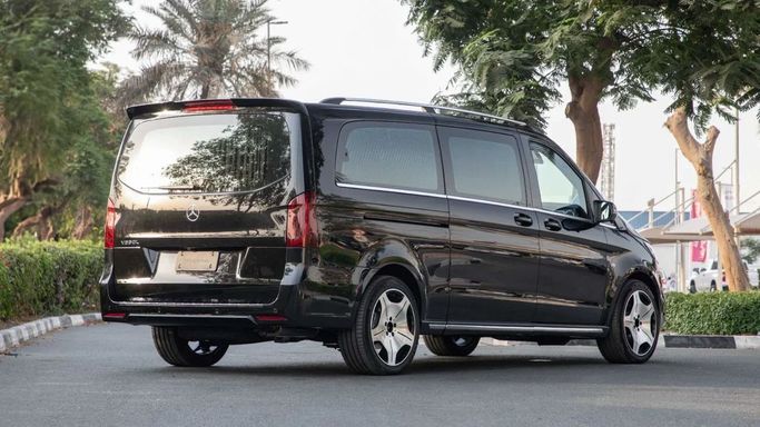 Новый Mercedes-Benz V-Class 300 III (W447) Рестайлинг 2, 2.0 л, 2023 в Дубае от Dresden Motors Черный цвет. Китайская | AUTO.AE