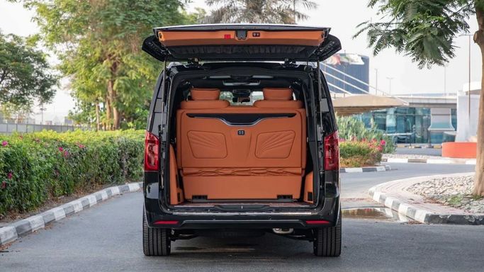 Новый Mercedes-Benz V-Class 300 III (W447) Рестайлинг 2, 2.0 л, 2023 в Дубае от Dresden Motors Черный цвет. Китайская | AUTO.AE