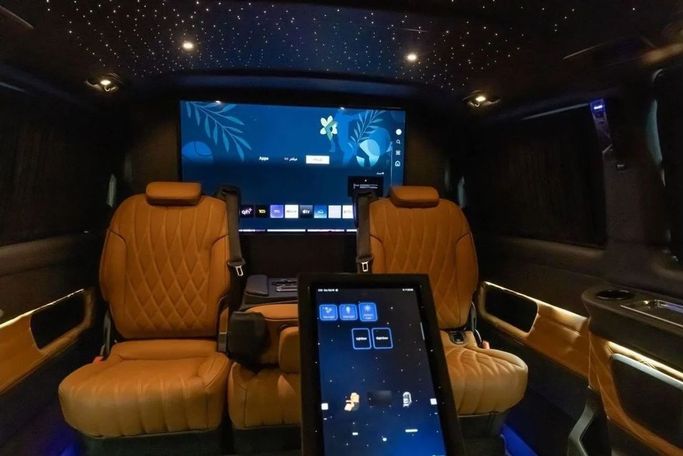 Новый Mercedes-Benz V-Class 300 III (W447) Рестайлинг 2, 2.0 л, 2025 в Дубае от Laith Alobaidi Motors Черный цвет. GCC | AUTO.AE