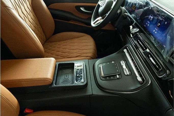 Новый Mercedes-Benz V-Class 300 III (W447) Рестайлинг 2, 2.0 л, 2025 в Дубае от Laith Alobaidi Motors Черный цвет. GCC | AUTO.AE