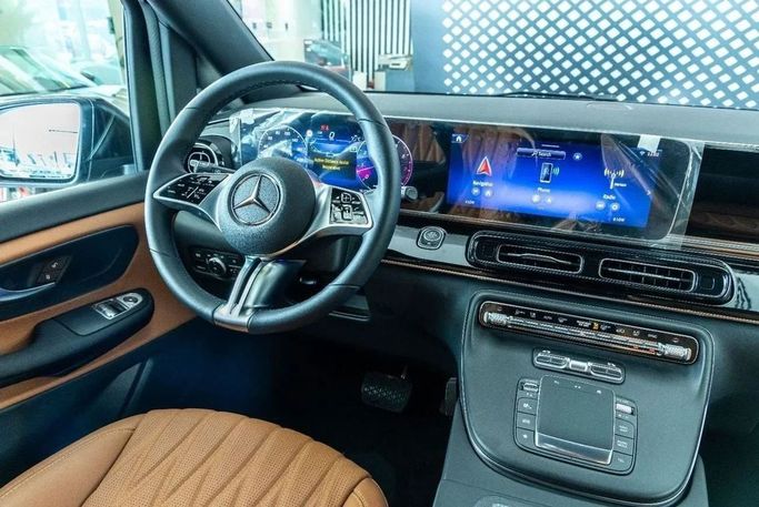Новый Mercedes-Benz V-Class 300 III (W447) Рестайлинг 2, 2.0 л, 2025 в Дубае от Laith Alobaidi Motors Черный цвет. GCC | AUTO.AE