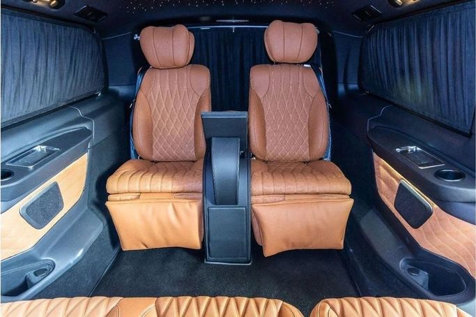 Новый Mercedes-Benz V-Class 300 III (W447) Рестайлинг 2, 2.0 л, 2025 в Дубае от Laith Alobaidi Motors Черный цвет. GCC | AUTO.AE