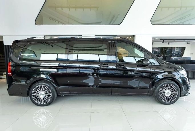 Новый Mercedes-Benz V-Class 300 III (W447) Рестайлинг 2, 2.0 л, 2025 в Дубае от Laith Alobaidi Motors Черный цвет. GCC | AUTO.AE