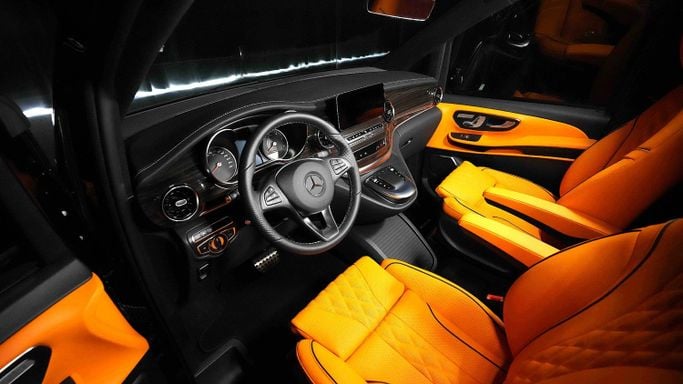 Новый Mercedes-Benz V-Class 250 III (W447) Рестайлинг, 1.9 л, 2023 в Дубае от Dourado Luxury Car Черный цвет. Европейская | AUTO.AE