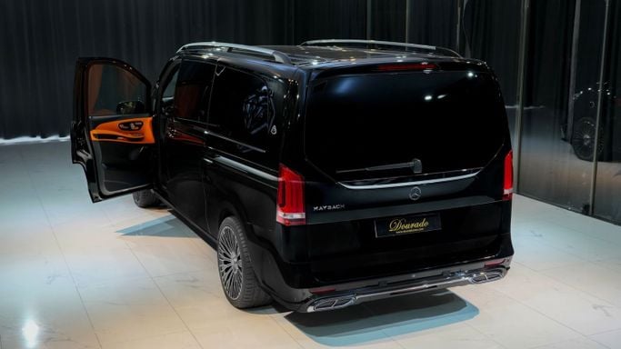 Подержанный Mercedes-Benz V-Class 250 III (W447) Рестайлинг, 1.9 л, 2023 в Дубае от Dourado Luxury Car Черный цвет. Европейская | AUTO.AE