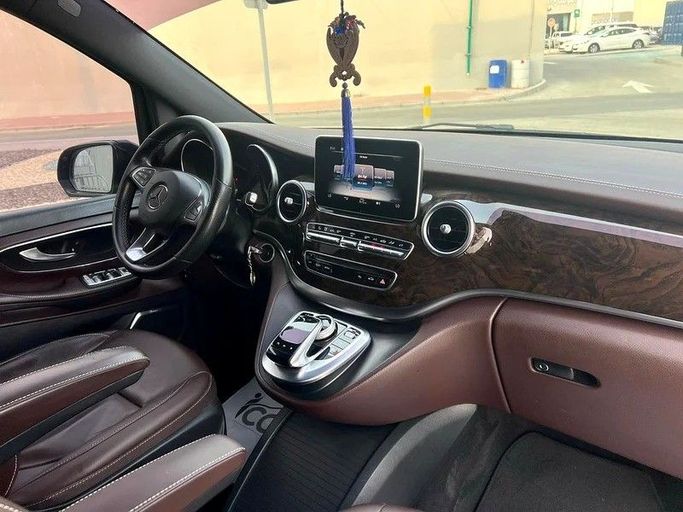 Подержанный Mercedes-Benz V-Class 250 III (W447), 2.0 л, 2019 в Дубае от The One Motors Коричневый цвет. GCC | AUTO.AE
