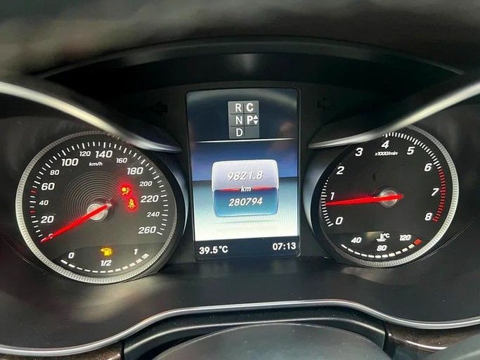 Подержанный Mercedes-Benz V-Class 250 III (W447), 2.0 л, 2019 в Дубае от The One Motors Коричневый цвет. GCC | AUTO.AE