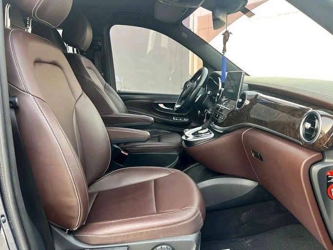Подержанный Mercedes-Benz V-Class 250 III (W447), 2.0 л, 2019 в Дубае от The One Motors Коричневый цвет. GCC | AUTO.AE