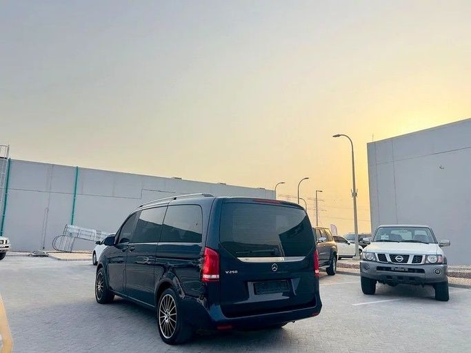 Подержанный Mercedes-Benz V-Class 250 III (W447), 2.0 л, 2019 в Дубае от The One Motors Коричневый цвет. GCC | AUTO.AE