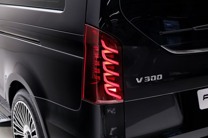 Подержанный Mercedes-Benz V-Class 300 III (W447) Рестайлинг 2, 2.0 л, 2025 в Дубае от AUTO DEALS Черный цвет. GCC | AUTO.AE