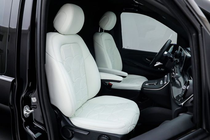 Подержанный Mercedes-Benz V-Class 300 III (W447) Рестайлинг 2, 2.0 л, 2025 в Дубае от AUTO DEALS Черный цвет. GCC | AUTO.AE