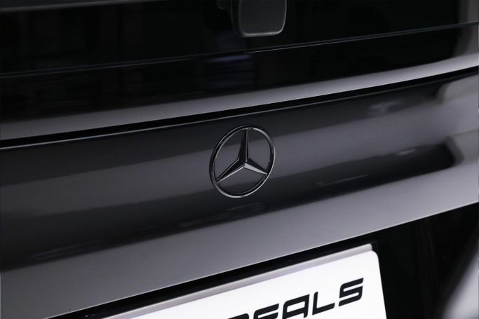 Подержанный Mercedes-Benz V-Class 300 III (W447) Рестайлинг 2, 2.0 л, 2024 в Дубае от AUTO DEALS Черный цвет. GCC | AUTO.AE