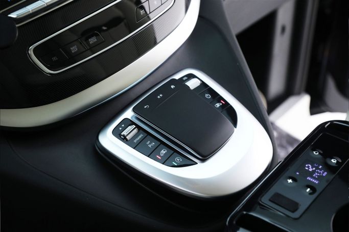 Подержанный Mercedes-Benz V-Class 300 III (W447) Рестайлинг 2, 2.0 л, 2024 в Дубае от AUTO DEALS Черный цвет. GCC | AUTO.AE