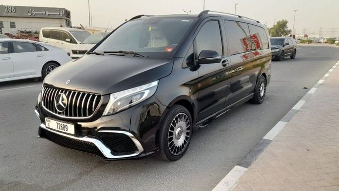 مستعملة Mercedes-Benz V-Class 250 عملية شد الوجه III (W447), 2.0 l, 2021 في في دبي من Central Motors، اللون أسود. مواصفات الخليج | AUTO.AE