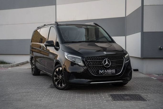 Новый Mercedes-Benz V-Class 300 III (W447) Рестайлинг 2, 2.0 л, 2026 в Дубае от Mercury Global FZCO Черный цвет. GCC | AUTO.AE