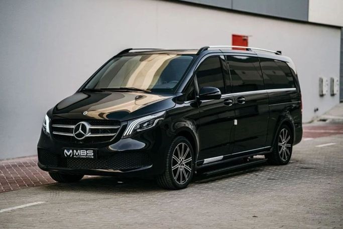 Новый Mercedes-Benz V-Class 300 III (W447) Рестайлинг 2, 2.0 л, 2023 в Дубае от Mercury Global FZCO Черный цвет. GCC | AUTO.AE