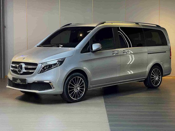 Подержанный Mercedes-Benz V-Class 250 L III (W447) Рестайлинг, 2.0 л, 2023 в Дубае от BARUGZAI MOTORS Серебристый цвет. GCC | AUTO.AE