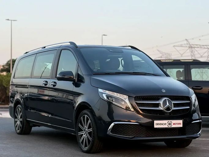 Подержанный Mercedes-Benz V-Class 250 III (W447) Рестайлинг, 2.0 л, 2023 в Дубае от Drivenchy Motors Черный цвет. GCC | AUTO.AE | Объявление #256938