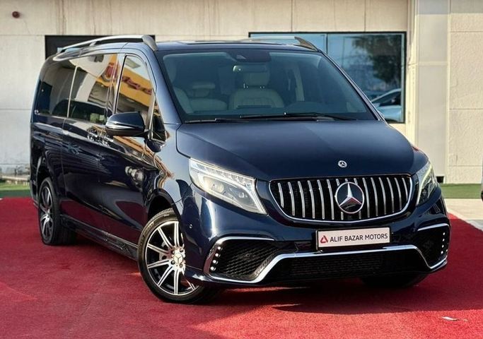 Used Mercedes-Benz V-Class 250 III (W447) Facelift, 2.0 l, 2022 in Dubai by Alif Bazar Motors, Navy Blue color. GCC Specs | AUTO.AE | Listing #260631