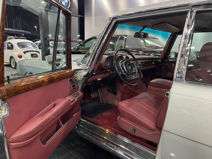 Подержанный Mercedes-Benz W100, 6.3 л, 1972 в Дубае от STAR COLLECTION LLC Серебристый цвет. Other | AUTO.AE