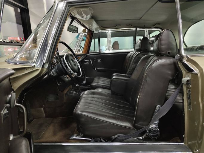 Подержанный Mercedes-Benz W111, 3.5 л, 1971 в Дубае от STAR COLLECTION LLC Золотистый цвет. Американская | AUTO.AE