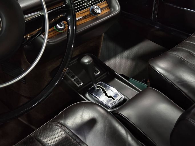 Подержанный Mercedes-Benz W111, 3.5 л, 1971 в Дубае от STAR COLLECTION LLC Золотистый цвет. Американская | AUTO.AE