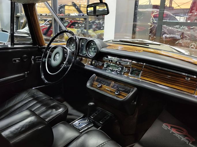 Подержанный Mercedes-Benz W111, 3.5 л, 1971 в Дубае от STAR COLLECTION LLC Золотистый цвет. Американская | AUTO.AE