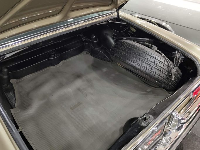 Подержанный Mercedes-Benz W111, 3.5 л, 1971 в Дубае от STAR COLLECTION LLC Золотистый цвет. Американская | AUTO.AE