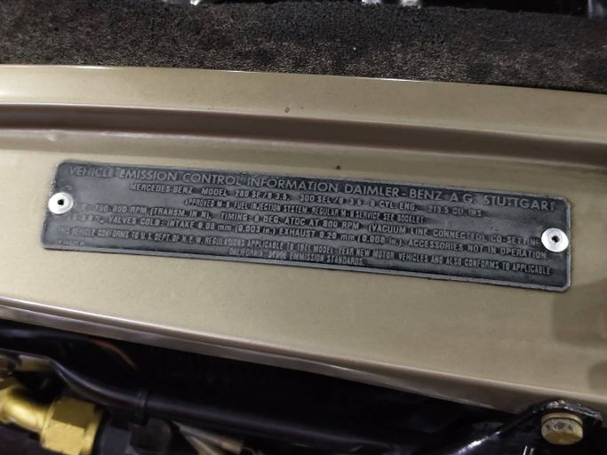 Подержанный Mercedes-Benz W111, 3.5 л, 1971 в Дубае от STAR COLLECTION LLC Золотистый цвет. Американская | AUTO.AE