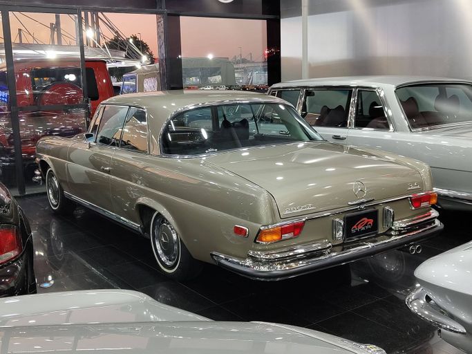 Подержанный Mercedes-Benz W111, 3.5 л, 1971 в Дубае от STAR COLLECTION LLC Золотистый цвет. Американская | AUTO.AE