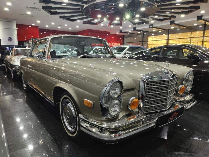 Подержанный Mercedes-Benz W111, 3.5 л, 1971 в Дубае от STAR COLLECTION LLC Золотистый цвет. Европейская | AUTO.AE | Объявление #252158