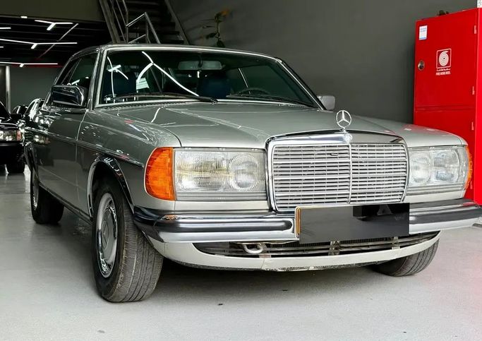 مستعملة Mercedes-Benz W123, 2.8 l, 1978 في في دبي من BM Motors ، اللون رمادي. المواصفات الأوروبية | AUTO.AE