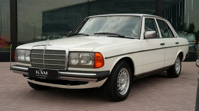 Подержанный Mercedes-Benz W123, 2.3 л, 1985 в Дубае от KAM CAR VINTAGE Белый цвет. Японская | AUTO.AE