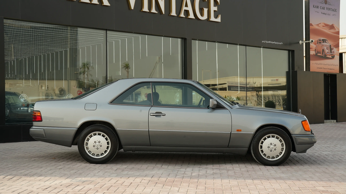 Подержанный Mercedes-Benz W124 300, 3.0 л, 1991 в Дубае от KAM CAR VINTAGE Серый цвет. Японская | AUTO.AE